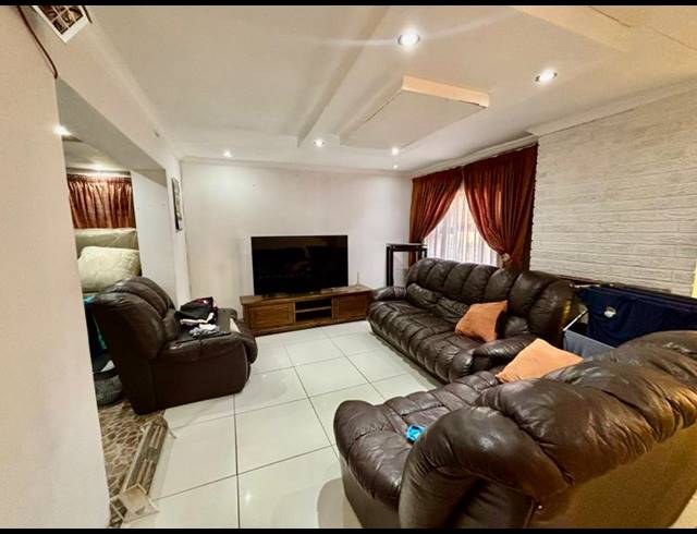 3 BEDROOM HOUSE FOR SALE IN VANDERBIJLPARK CE 2